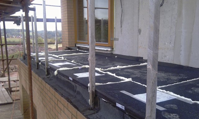 Vakuové izolační panely jsou k podkladnímu betonu přilepeny polyuretanovým lepidlem