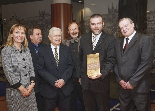 Ocenění Zlatá taška si z veletrhu Střechy
Praha 2013 odnesla keramická střešní
taška Turmalín