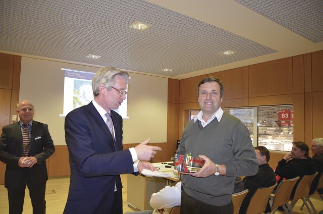 Pan Christoph Hörmann (vlevo) přeje panu Janů, prodejci firmy Hörmann, k jeho kulatým narozeninám (následující den slavil 50 let)