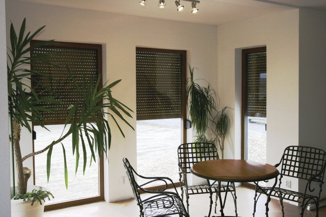 Předokenní rolety chrání interiér před prudkým sluncem a současně navodí příjemnou
atmosféru (archiv Maves)