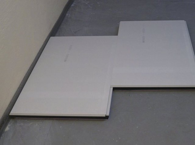 Pro podlahy nevytápěné jsou určeny hladké plné desky, které je
možné kombinovat s deskami frézovanými a vytápět tak pouze část
podlahy, např. kuchyňský kout, pás podél prosklených stěn nebo
problematický kout