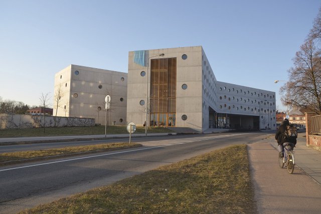Studijní a vědecká knihovna v Hradci Králové – pohled na část exteriéru