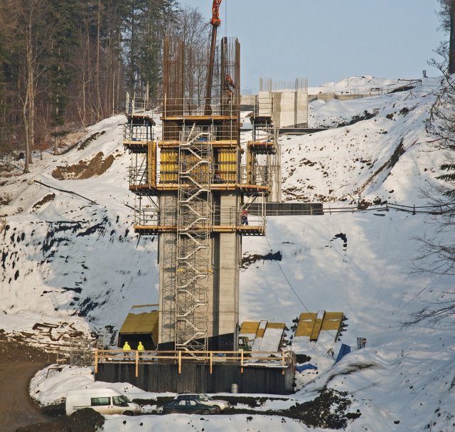 Samošplhací bednění SKE 50plus na pilířích pro most v Mokrých Lazcích výrazně usnadňuje
a urychluje betonáž