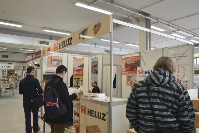 Na stánku společnosti Heluz probíhaly ukázky zdění z broušených cihel Family 2in1