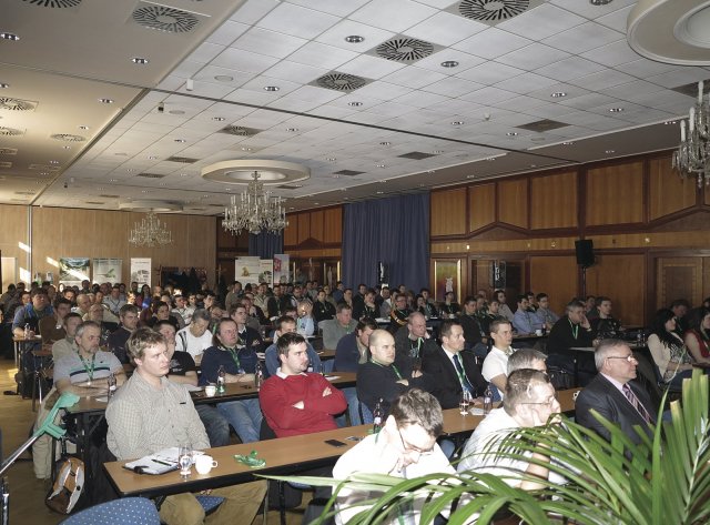 Zcela zaplněný konferenční sál pražského hotelu Olympik