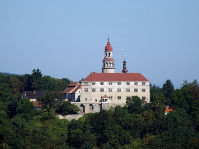 Zámek Náchod, letecký pohled. Zdroj Wikimedia Commons.