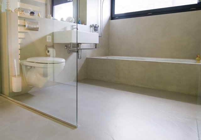 Sikagard®-750 Deco EpoCem®, systém epoxi-cementových stěrek poskytuje efektní a trvanlivé řešení povrchu podlah a stěn. Můžeže sloužit jako finální povrch za kuchyňskou linkou či v koupelně a sprchovém koutu