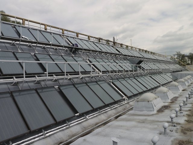 Nové sluneční kolektory Regulus KPC1 na střeše bazénu