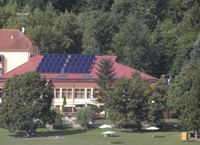 Vojenské lázeňské zařízení – nové sluneční kolektory Regulus KPG1 na střeše objektu
