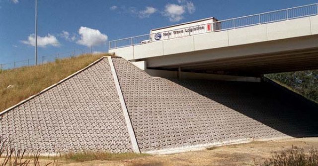 Řešení protierozní ochrany mostního pilíře kloubovou dlažbou Tri-Lock