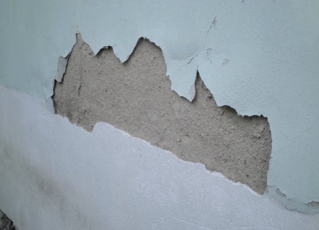 ThermoSan aplikovaný na soklovou část stěny si s vlhkostí poradil bez problémů, na rozdíl od běžné omítky