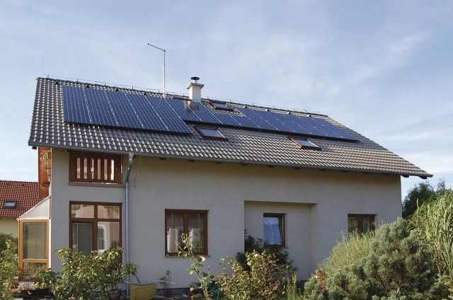 FVE Vráto, střešní instalace, celkový výkon 7,5 kWp, panely SUNPOWER 225 WHT-I (foto Terms, a.s)