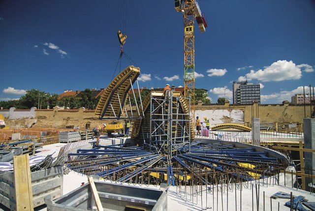 Příprava bednicí techniky pro betonáž velké kopule planetária