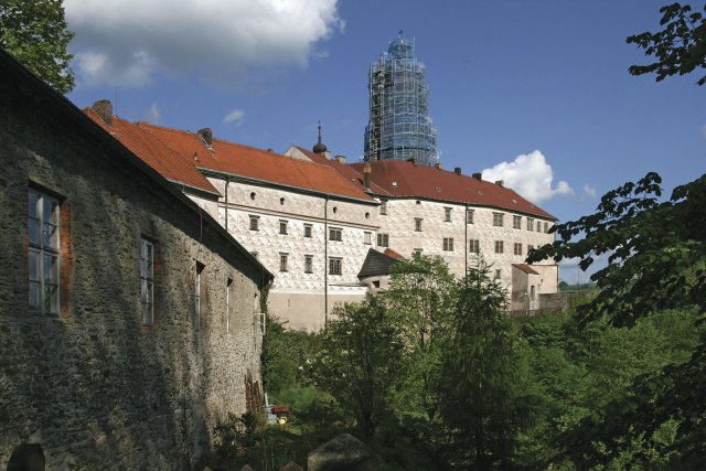Oprava věže mohutného hradu a dnes zámku Náchod (specializace Letzelovy Stavebky na obnovu stavebních památek je právě v Náchodě víc než přirozená)