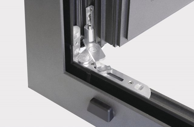 Standardně unese skryté kování Winkhaus activPilot Select okenní křídlo o hmotnosti do 100 kg. Použitím dvou přídavných dílů (lišty křídlového ložiska FLS a profilově závislého adaptačního plechu) se zvyšuje nosnost kování na 150 kg. Tyto dva doplňkové díly rozloží zatížení od těžkého okenního křídla na dolní roh rámu hliníkového okna