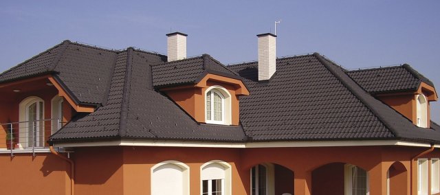 Kvalitní povrchové úpravy zajišťují dlouhou životnost a barevnou stálost střechy