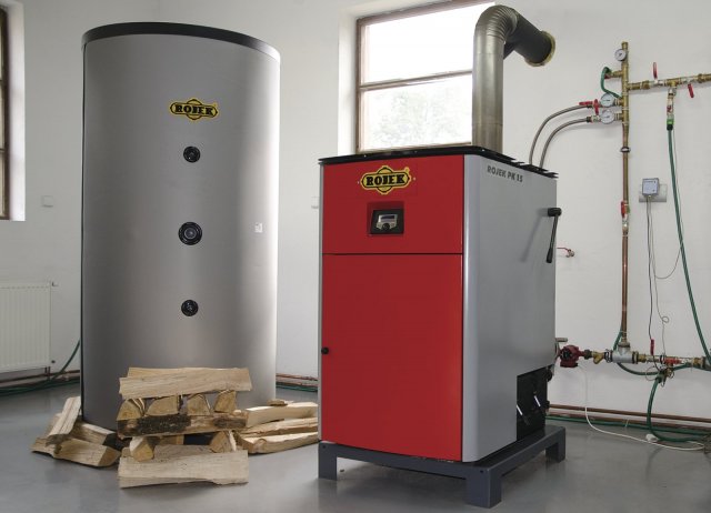 Pyrolytický teplovodní kotel ROJEK PK 15 s akumulační nádrží. Díky zařazení do emisní Třídy 4 dle ČSN EN 303 – 5:2000 spňuje podmínky současných dotačních programů