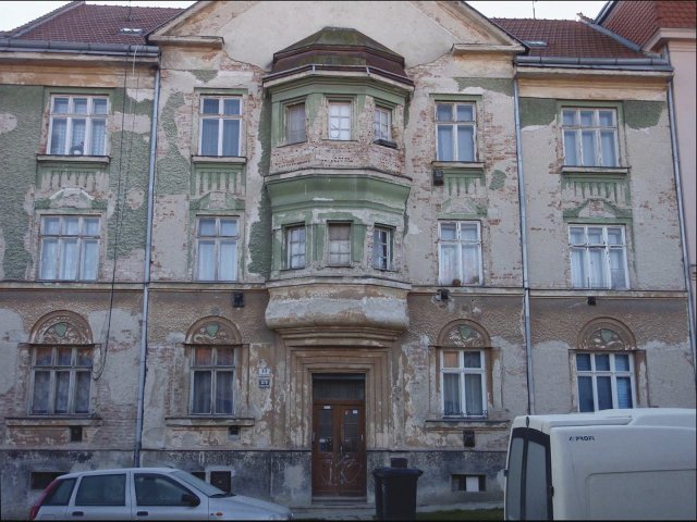 Obr. 1: Čelní fasáda sledovaného domu na ulici Dobrovského v Brně