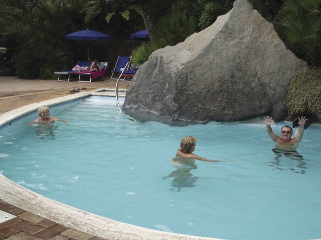 Obr. 7: Jeden z bazénů v parku Negombo