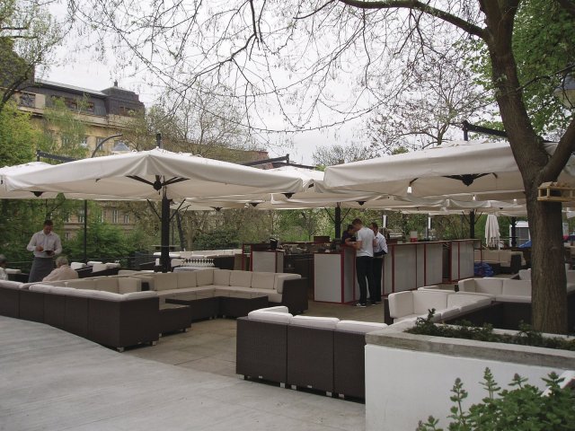 Obr. 2: Zemanova kavárna Brno, terasa