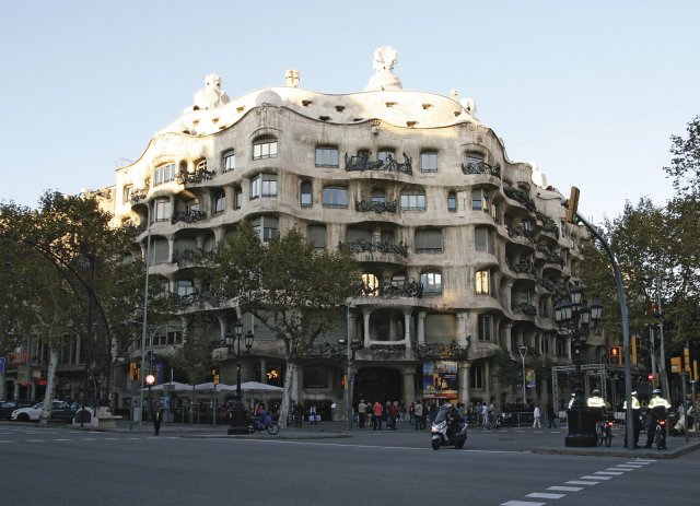 Casa Milà, známá také jako La Pedrera byla postavena v letech 1906–1912