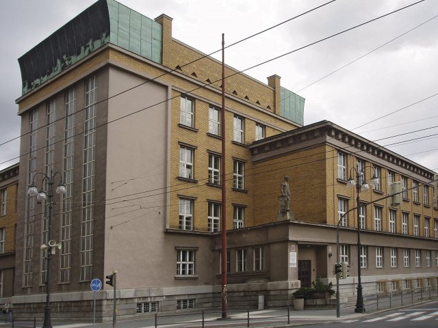 Obr. 6: Bývalá reálka, dnes Průmyslová škola elektrotechnická, Pardubice. Foto: Alena Michálková