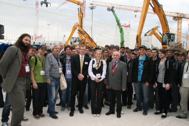 Skupina českých studentů z VUT Brno, Fakulty strojního inženýrství před expozicí Liebherr. Uprostřed vpravo: Doc. Ing Miroslav Škopán, CSc.