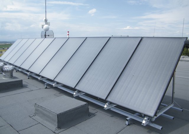 Obr. 2: Solární kolektory Logasol SKN3.0 na ploché střeše domu