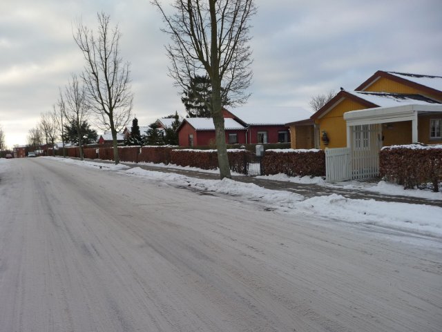 Bungalovy v Dánsku stojí většinou blízko sebe. Když jdete ulicí s těmito domy, máte pocit, že se procházíte kempem s chatičkami.