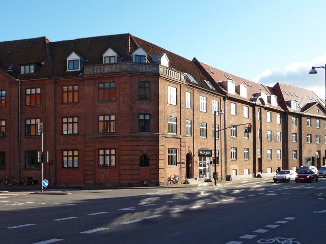 Většina domů v Dánsku má fasádu z keramických cihel. Bytové domy nejsou výjimkou.