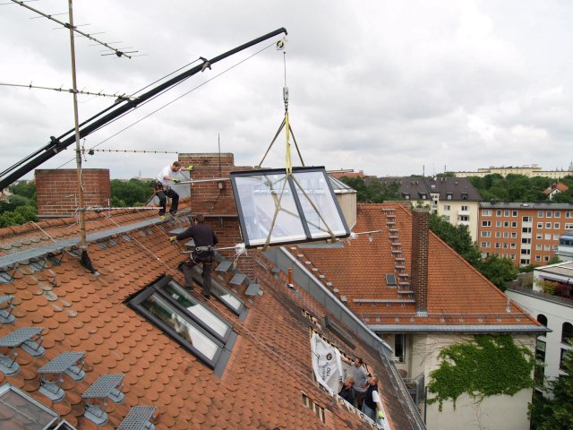 Montáž posuvného střešního prosklení (okna) Solara v Mnichově &ndash; jeřábnické práce