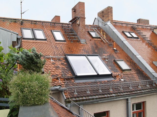 Montáž posuvného střešního prosklení v Mnichově &ndash; nově zabudované okno vypadá, jako by bylo ve střeše odjakživa