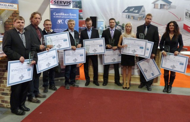 Certifikované firmy na stavebním veletrhu FOR ARCH Praha 2013.
Zleva Ing. Oldřich Šebek, Stanislav Menoušek, Robert Cvrk, Vladimír Bělohlávek, Jiří Maňák, Ing. Eduard Zeman, Vlasta Pěchočková, Petr Smutný, Daniela Smečenská