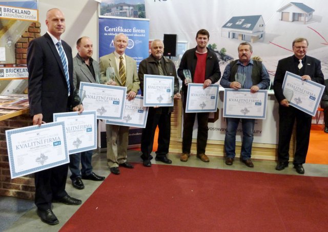 Certifikované firmy na stavebním veletrhu FOR ARCH Praha 2013.
Zleva Ing. Vladimír Hanák, Petr Renza, Václav Větrovský, Radek Krejza, Marek Štukhejl, Miroslav Calda, Ing. Josef Slováček