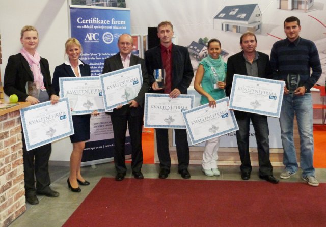 Certifikované firmy na stavebním veletrhu FOR ARCH Praha 2013.
Zleva Martina Kopecká, Lenka Žáčiková, Ing. Miroslav Vízek, Lubomír Krahulík, Lucie Musilová, DiS., Josef Malý a Adam Šteiner