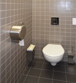 WC s nerezovým košem a zásobníky na toaletní papír nalézající se rovněž na FIT