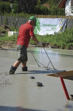 10.45 hod. – Drátkobetony se hutní běžnými prostředky (vibrátory), avšak intenzita hutnění je zpravidla menší kvůli jejich konzistenci. Betony STEELCRETE pro plošné základové konstrukce je možné vyrobit a uložit na vyšším stupni konzistence a jejich hutnění provádět pouze rozvlněním nivelačními hrazdami, a to ve dvou na sebe kolmých směrech. Při prvním vlnění se nivelační hrazda ponořuje celým průřezem do celé tloušťky vrstvy čerstvého betonu a pohyby hrazdy mají být intenzivní, při druhém vlnění ve směru kolmém na první směr se nivelační hrazda ponořuje jen zhruba na polovinu průřezu a upravuje se jen povrch betonu.