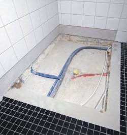 Instalace sprchové vaničky Kaldewei Conoflat – odstranění dlažby a vysekání mazaniny až na beton