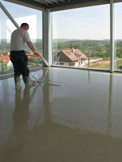 Samonivelační schopnost tekuté směsi je jednou z hlavních předností lité podlahy