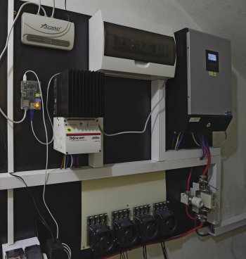 Hlavní komponenty domovní fotovoltaické elektrárny. Na obrázku nejsou zachyceny pouze baterie a fotovoltaické panely. Foto: Jiří Hejhálek