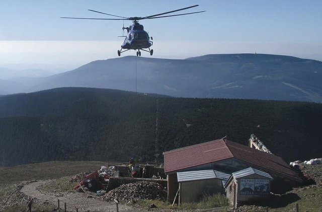 Betonáž pomocí vrtulníku – horní stanice Sněžka, září 2012