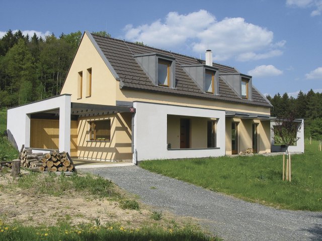 Dokončený rodinný dům z konstrukcí KMB SENDWIX a s krytinou KM BETA