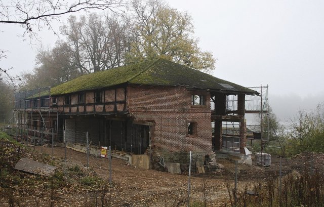 Stav sýpky, která je součástí historického novorenesančního zámku Klein Trebbow, před rekonstrukcí