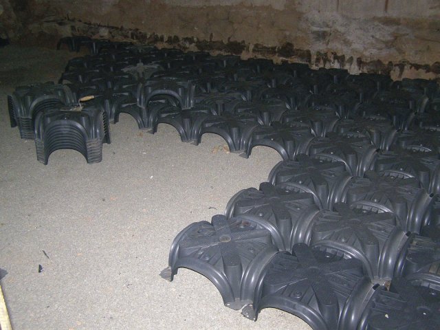 Pro sanaci zemní vlhkosti byly použity speciální plastové tvarovky tzv. iglů, které se rozmisťují po celé ploše budoucí podlahy.