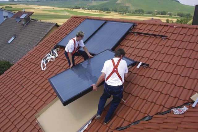 Beztlakový solární systém ROTEX Solaris pro ohřev teplé vody se instaluje jako doplněk stávající otopné soustavy domu