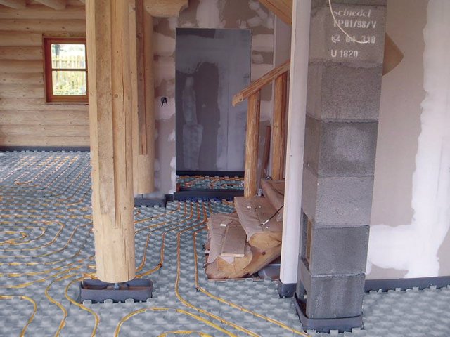 Podlahové topení v roubené chalupě