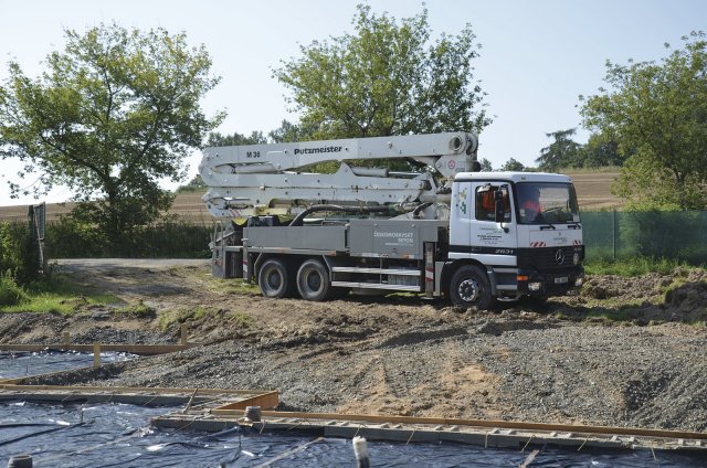 9.30 hod. – Čerpání betonu zajistí speciální technika dodavatele. Kromě čerpání je možné ukládání betonu do konstrukce také dalšími prostředky jako jsou bádie nebo skluzem přímo z autodomíchávače.