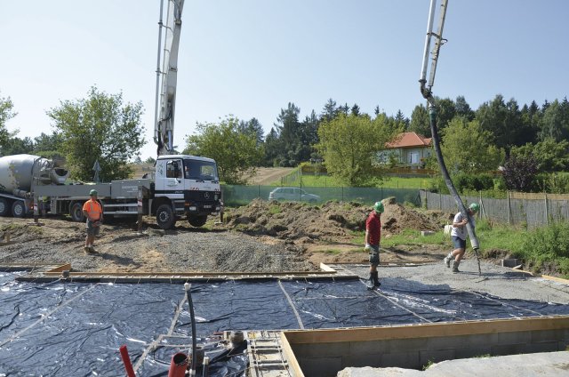 9.45 hod. – Doprava drátkobetonu na stavbu je zajištěna autodomíchávači. Speciální technika zajistí čerpání betonu na plochu připravené budoucí základové desky rodinného domu.