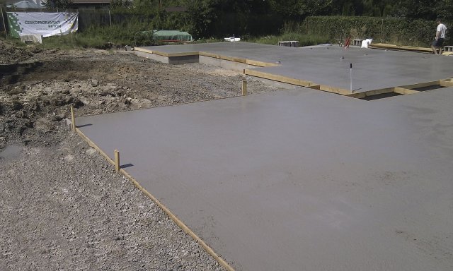 12.00 hod. – Povrch hotové základové desky z drátkobetonu je nutné, jako u běžného betonu, začít ošetřovat neprodleně po uložení betonu a musí trvat s ohledem na podmínky okolního prostředí. Minimální délka ošetřování se stanoví v závislosti na počasí, použitém betonu, tvaru a velikosti betonového prvku, a to může být několik dní, ve výjimečných případech i dva až tři týdny.