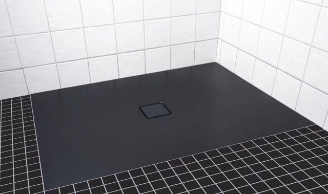 Po rekonstrukci – smaltovaná extra plochá sprchová vanička Kaldewei Conoflat (lávová, černá matná) změní dlážděnou sprchu v dokonalé místo pro sprchování